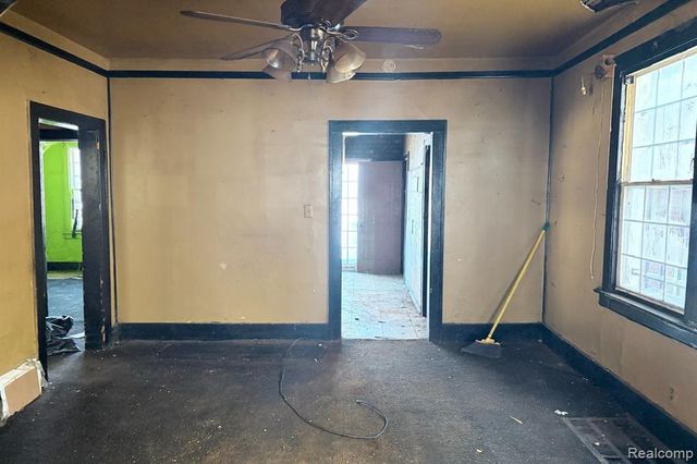 8693 Woodlawn Street, Detroit, MI 48213