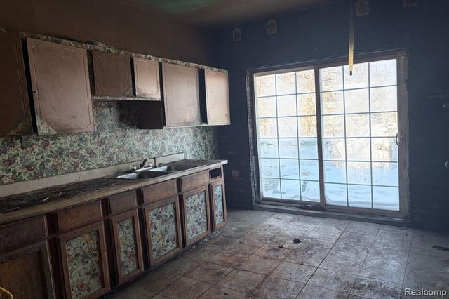 8693 Woodlawn Street, Detroit, MI 48213