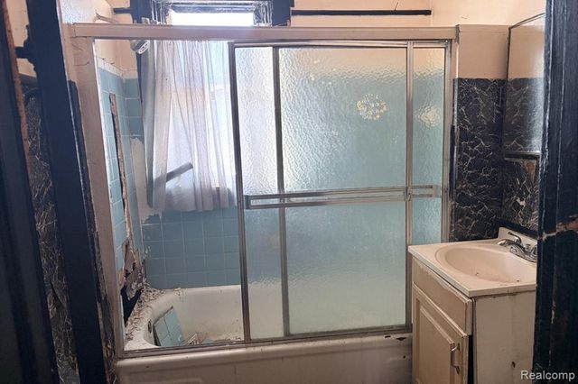 8693 Woodlawn Street, Detroit, MI 48213