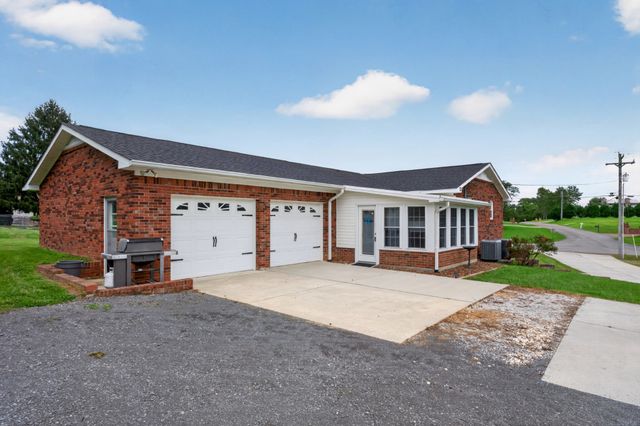 225 Westgate Dr, Baxter, TN 38544