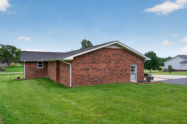 225 Westgate Dr, Baxter, TN 38544