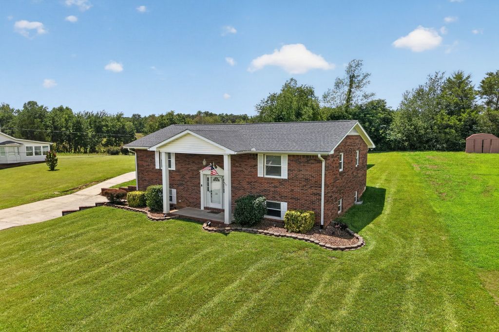 225 Westgate Dr, Baxter, TN 38544