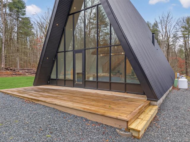 57 Forest Pond Rd, Narrowsburg, NY 12764