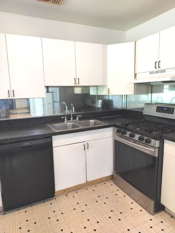 5B Kingery Quarter 107, Willowbrook, IL 60527