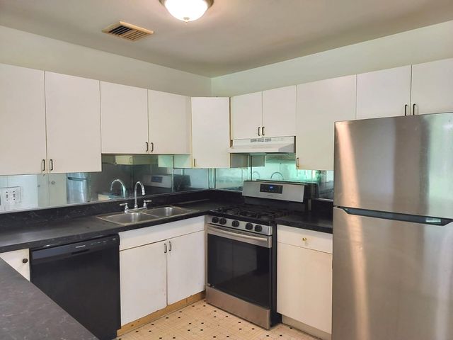 5B Kingery Quarter 107, Willowbrook, IL 60527