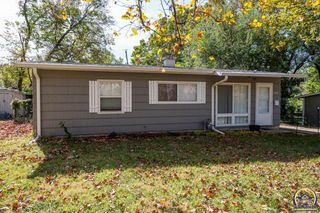 909 SW 31st St, Topeka, KS 66611
