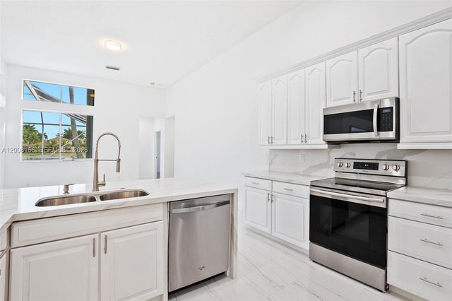 646 Heritage Dr 646, Weston, FL 33326