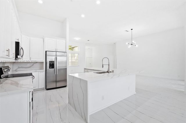 646 Heritage Dr 646, Weston, FL 33326