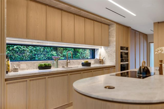72 W Shore Drive W, Miami, FL 33133