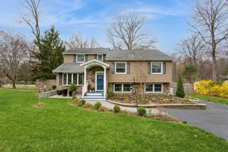 12 Hobe Street, West Nyack, NY 10994