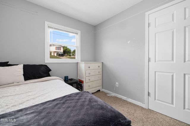 906 Locklaine Drive, Johnson City, TN 37601