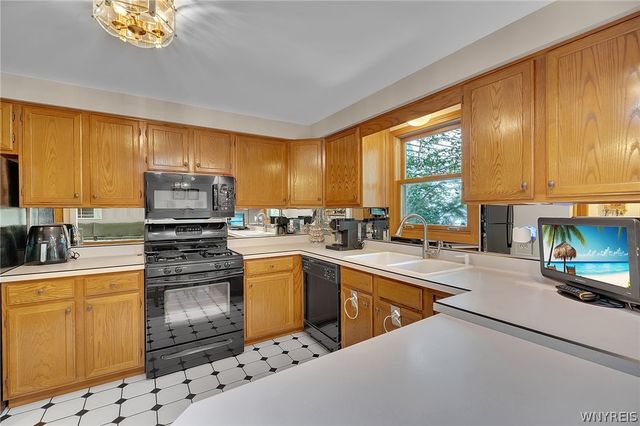 15 In The Woods Lane, West Seneca, NY 14224