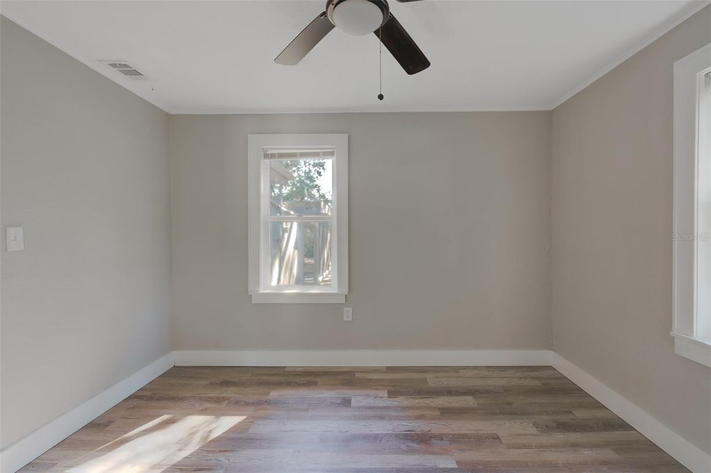 Image 13 of property listing at 1579 S WASHINGTON AVENUE, Clearwater, FL 33756