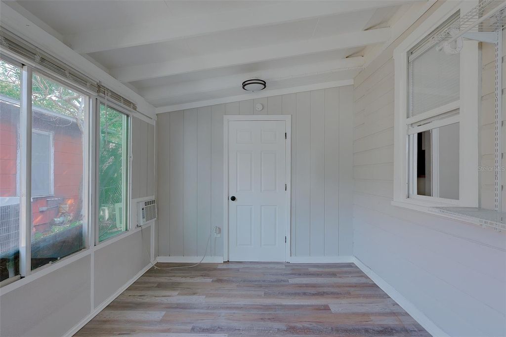 Image 18 of property listing at 1579 S WASHINGTON AVENUE, Clearwater, FL 33756