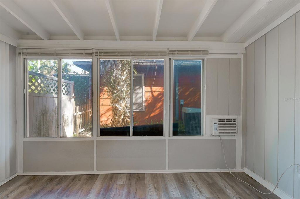 Image 20 of property listing at 1579 S WASHINGTON AVENUE, Clearwater, FL 33756