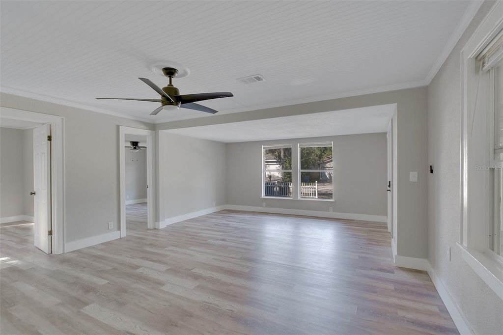 Image 4 of property listing at 1579 S WASHINGTON AVENUE, Clearwater, FL 33756