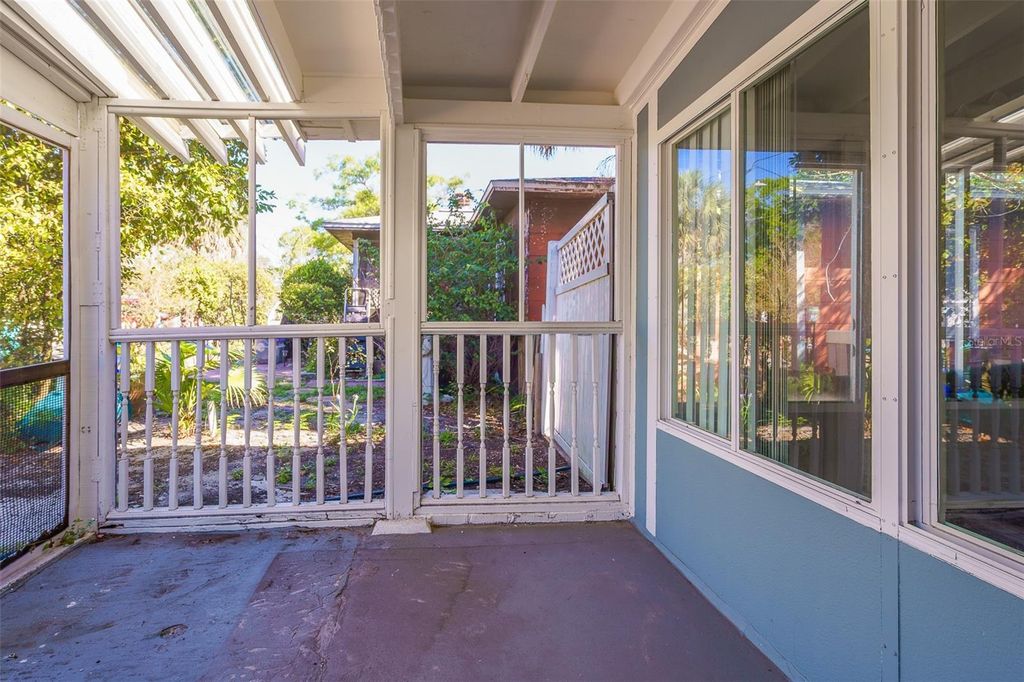 Image 33 of property listing at 1579 S WASHINGTON AVENUE, Clearwater, FL 33756