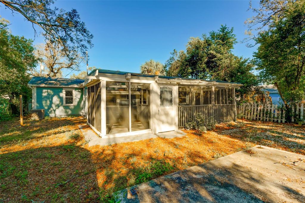 Image 35 of property listing at 1579 S WASHINGTON AVENUE, Clearwater, FL 33756