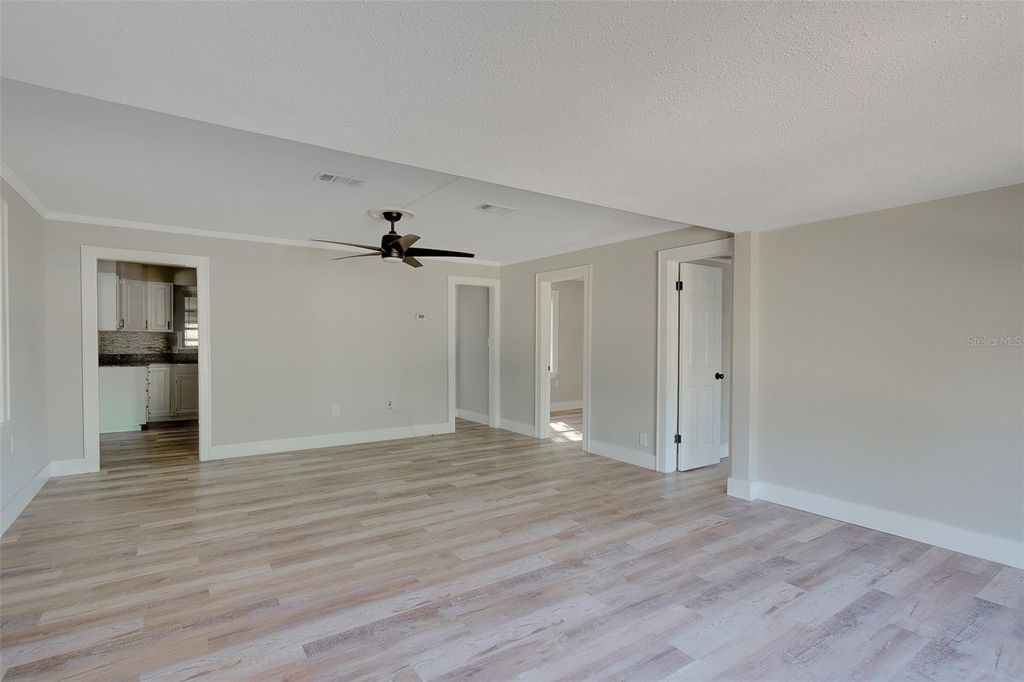 Image 5 of property listing at 1579 S WASHINGTON AVENUE, Clearwater, FL 33756