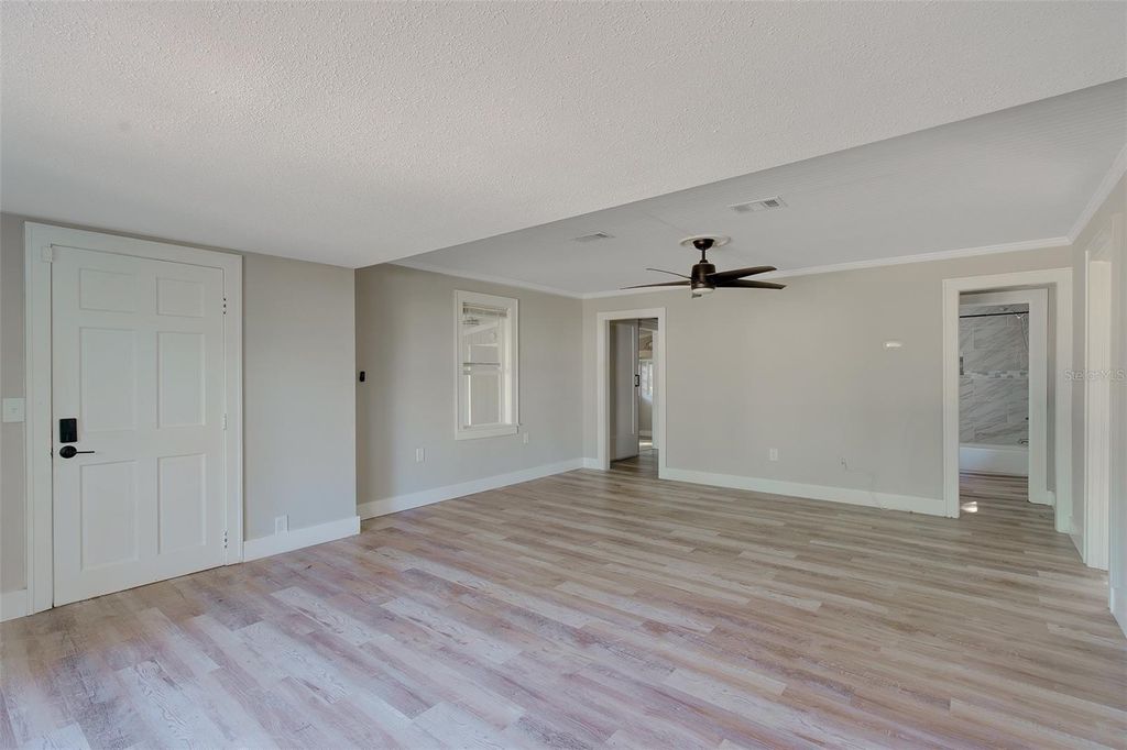 Image 7 of property listing at 1579 S WASHINGTON AVENUE, Clearwater, FL 33756