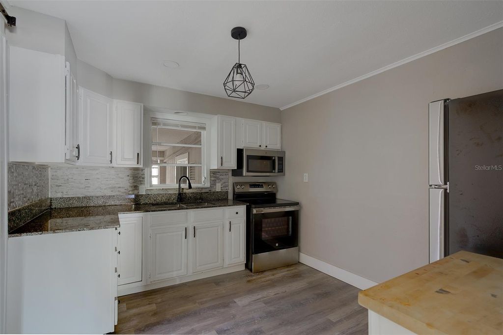 Image 8 of property listing at 1579 S WASHINGTON AVENUE, Clearwater, FL 33756