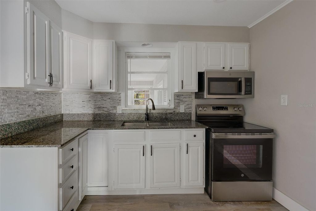 Image 10 of property listing at 1579 S WASHINGTON AVENUE, Clearwater, FL 33756