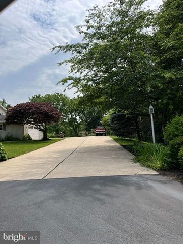 15 STONELEIGH DR, Lebanon, PA 17042