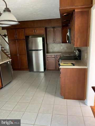 15 STONELEIGH DR, Lebanon, PA 17042