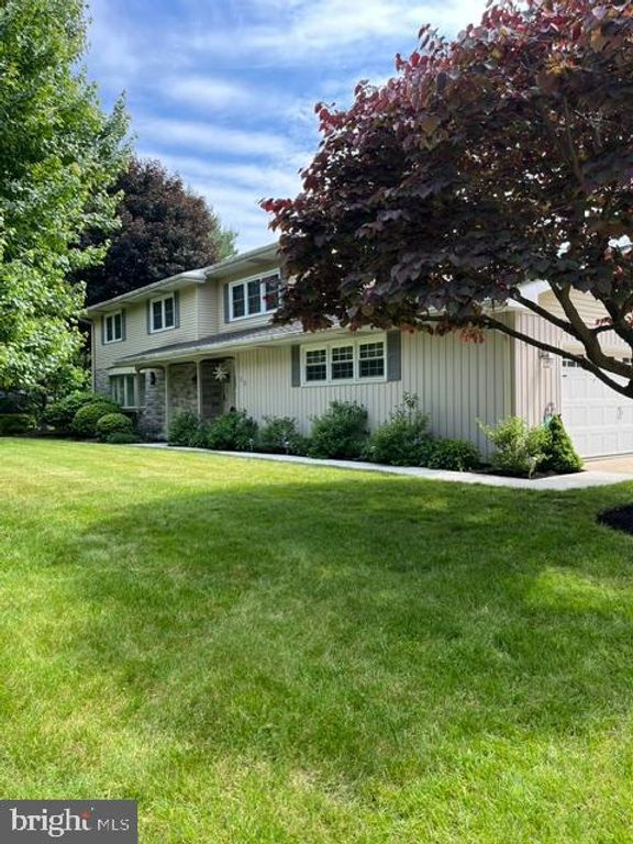 15 STONELEIGH DR, Lebanon, PA 17042