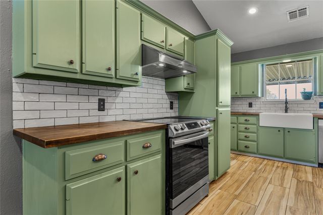 180 Quail Run Drive, Woodway, TX 76712