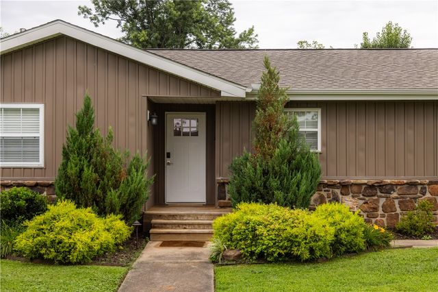 1102 NW 7th Street, Bentonville, AR 72712