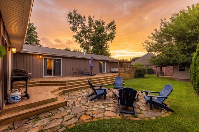 1102 NW 7th Street, Bentonville, AR 72712