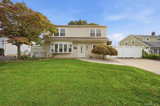 20 Needle Lane, Levittown, NY 11756