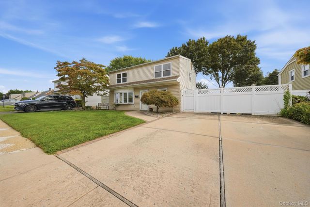 20 Needle Lane, Levittown, NY 11756