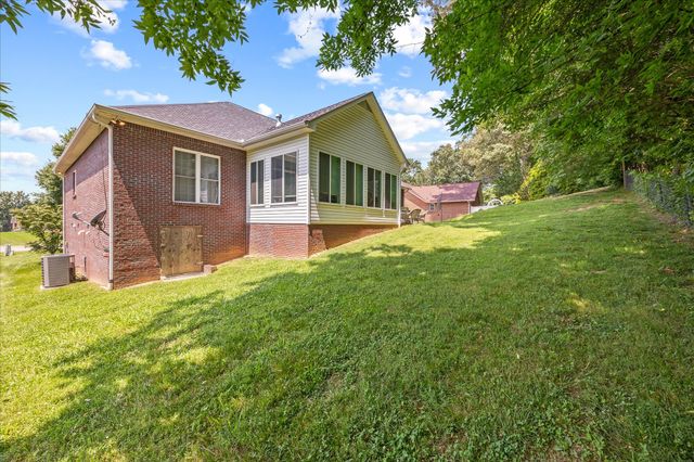 1323 Buckingham Pl, Cookeville, TN 38501