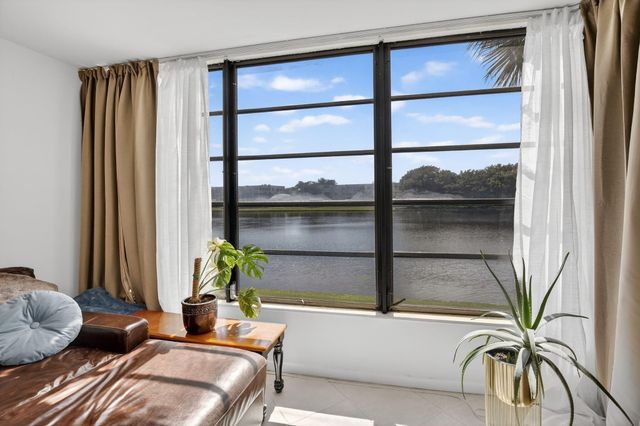 1528 Whitehall Drive 202, Davie, FL 33324