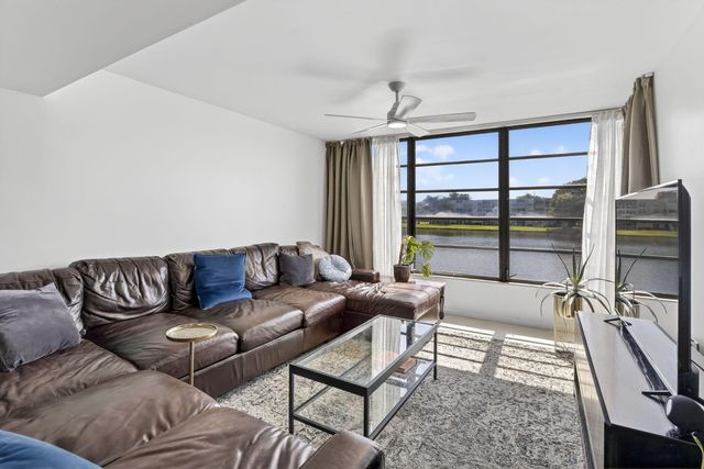 1528 Whitehall Drive 202, Davie, FL 33324