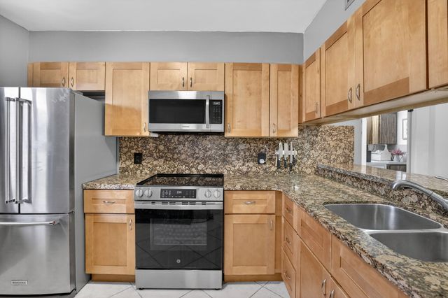 1528 Whitehall Drive 202, Davie, FL 33324