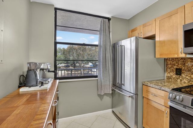 1528 Whitehall Drive 202, Davie, FL 33324