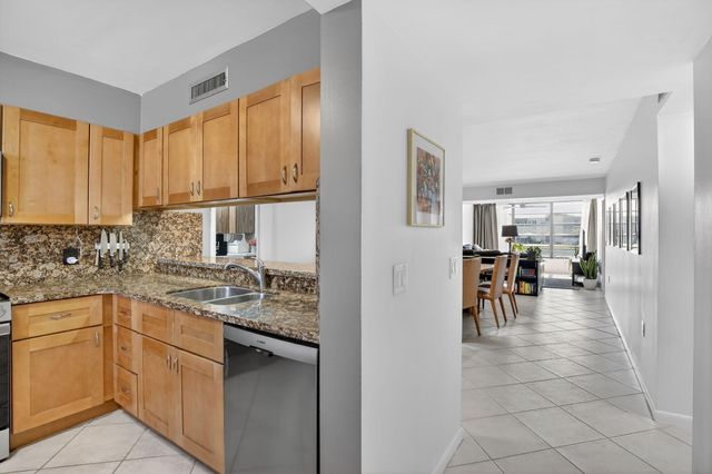 1528 Whitehall Drive 202, Davie, FL 33324