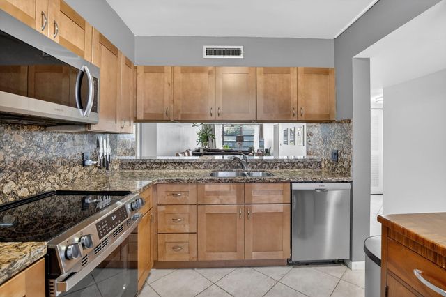 1528 Whitehall Drive 202, Davie, FL 33324