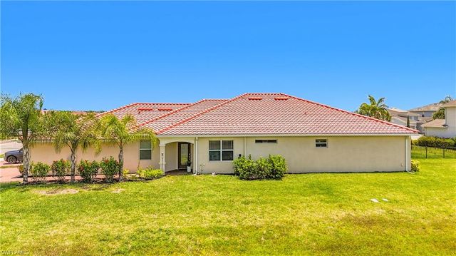 2558 Vine AVE, Naples, FL 34120