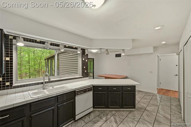 25201 Briarwyke Drive, Farmington, MI 48336