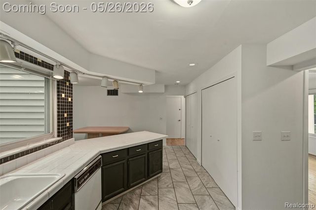 25201 Briarwyke Drive, Farmington, MI 48336