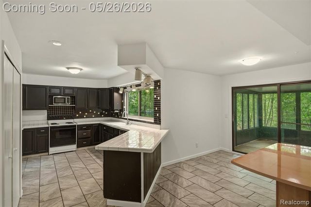 25201 Briarwyke Drive, Farmington, MI 48336