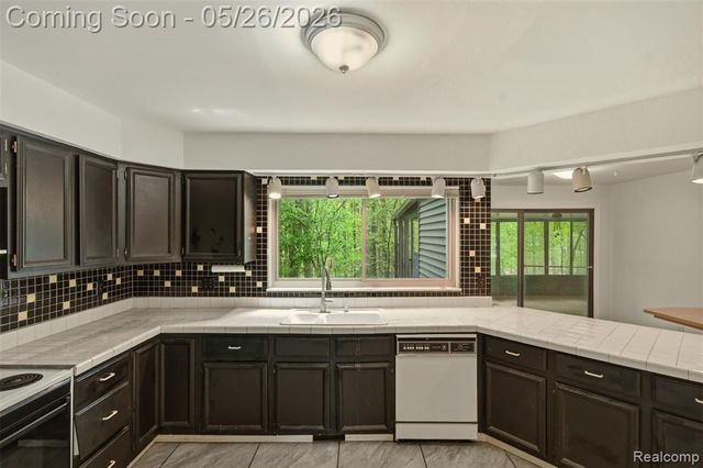 25201 Briarwyke Drive, Farmington, MI 48336