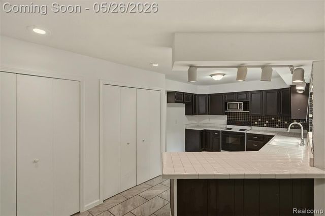 25201 Briarwyke Drive, Farmington, MI 48336