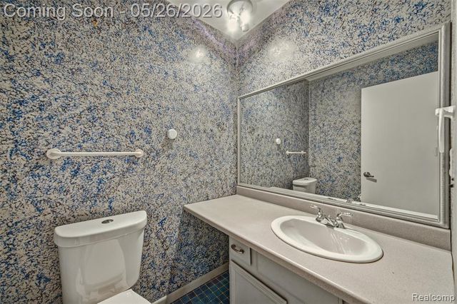 25201 Briarwyke Drive, Farmington, MI 48336