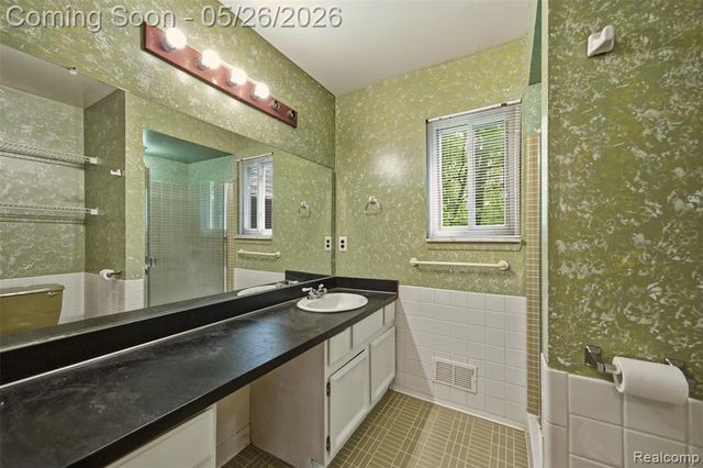 25201 Briarwyke Drive, Farmington, MI 48336