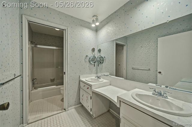 25201 Briarwyke Drive, Farmington, MI 48336